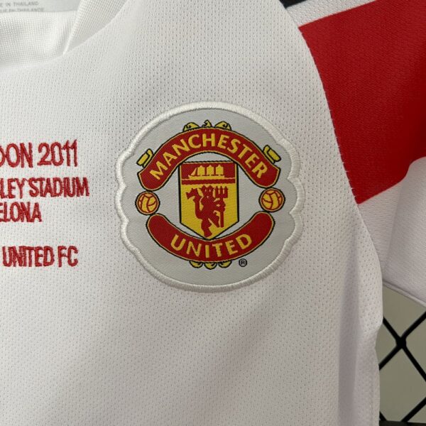 Manchester United 2010/11 Away Kids Retro Jersey And Shorts - Image 7