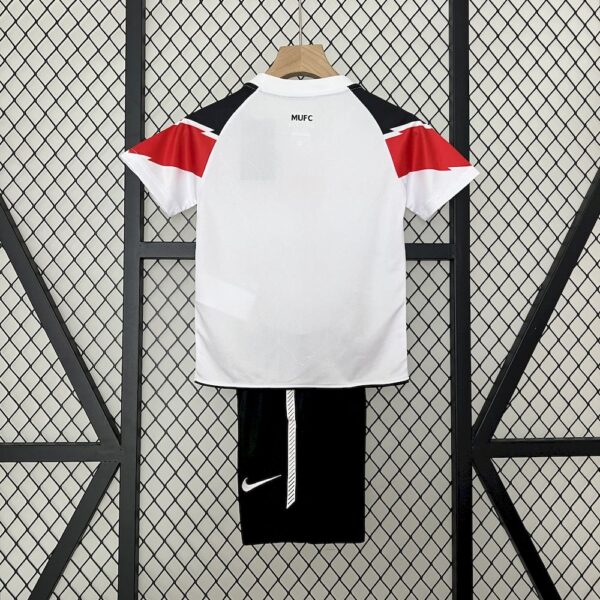 Manchester United 2010/11 Away Kids Retro Jersey And Shorts - Image 2