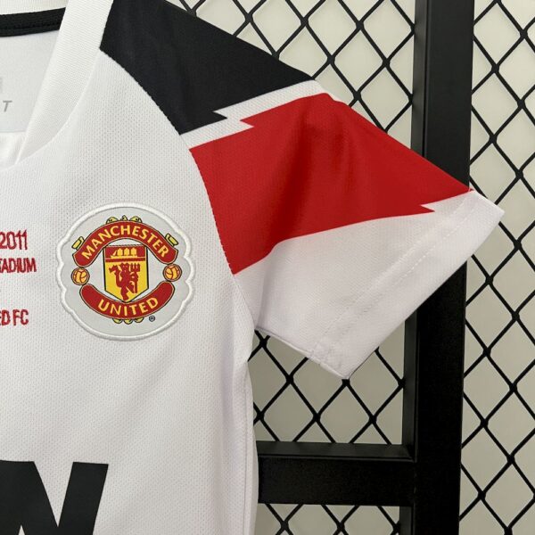 Manchester United 2010/11 Away Kids Retro Jersey And Shorts - Image 5