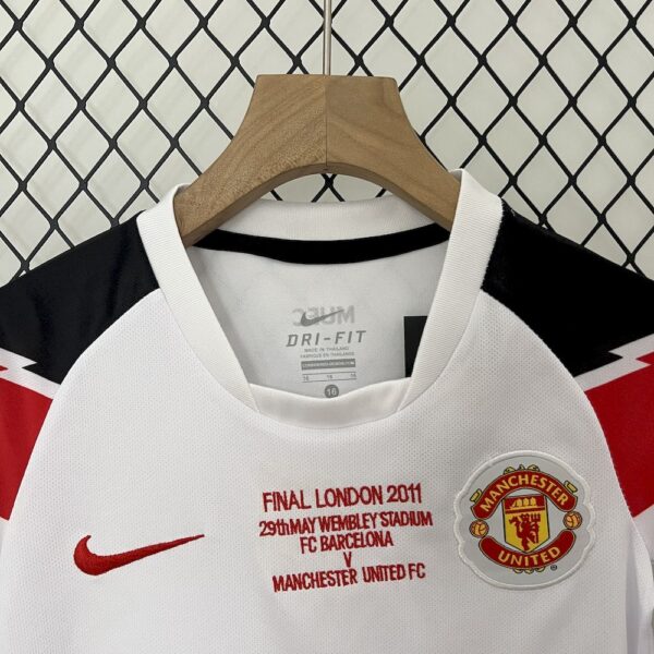 Manchester United 2010/11 Away Kids Retro Jersey And Shorts - Image 4