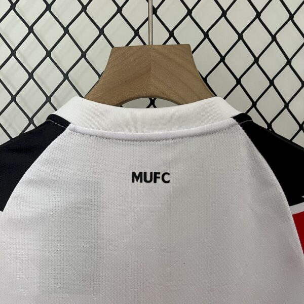 Manchester United 2010/11 Away Kids Retro Jersey And Shorts - Image 3