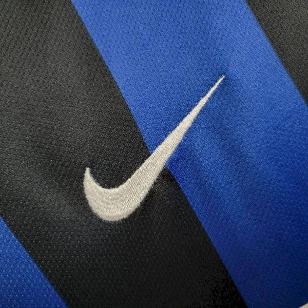 Inter Milan 2009/10 Home Kids Retro Jersey And Shorts - Image 8