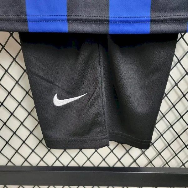 Inter Milan 2009/10 Home Kids Retro Jersey And Shorts - Image 3