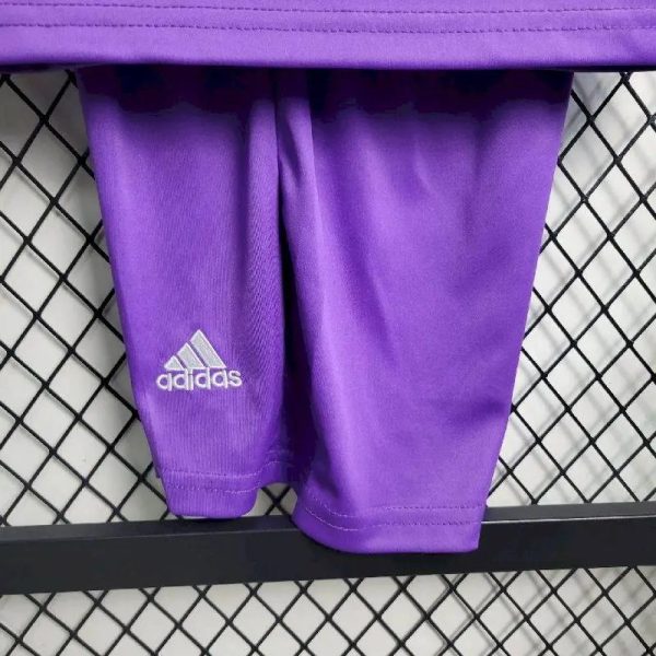 Real Madrid 2017/18 Away Kids Retro Jersey And Shorts - Image 6