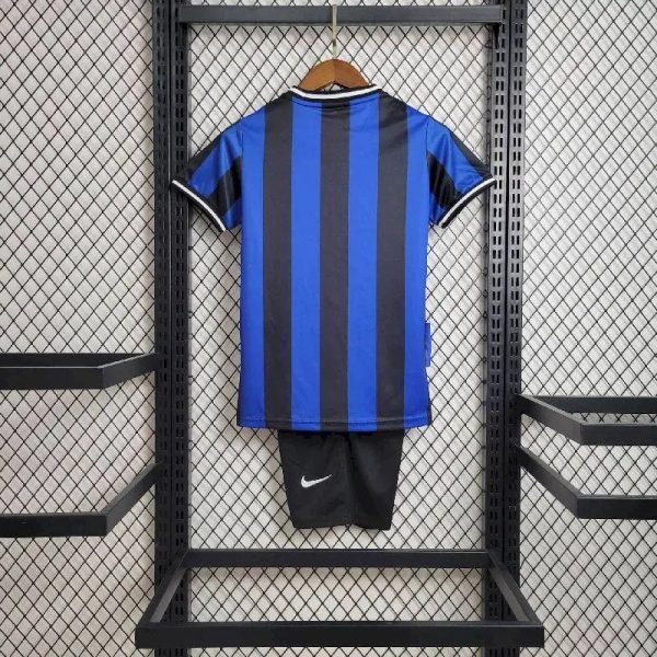 Inter Milan 2009/10 Home Kids Retro Jersey And Shorts - Image 4