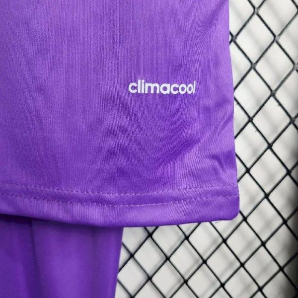 Real Madrid 2017/18 Away Kids Retro Jersey And Shorts - Image 3