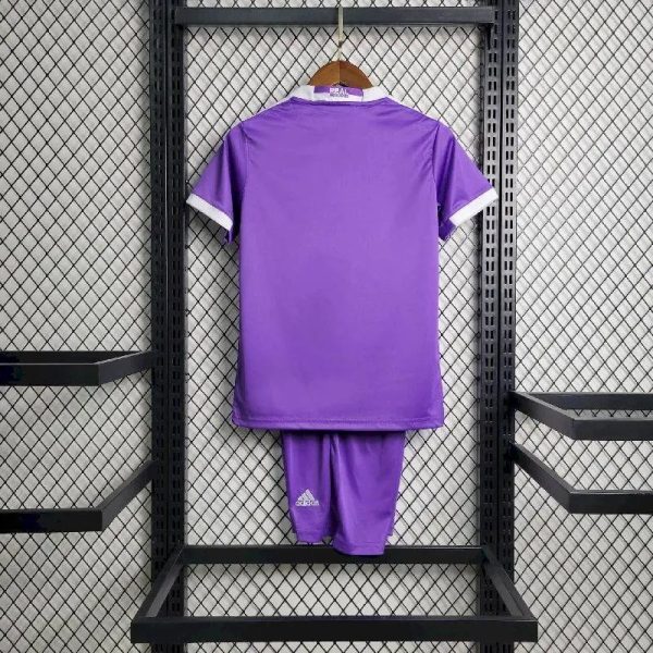 Real Madrid 2017/18 Away Kids Retro Jersey And Shorts - Image 7