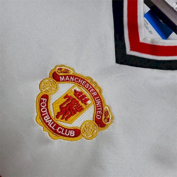 Manchester United 1985 White Retro Jersey - Image 4