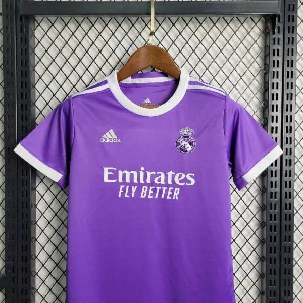Real Madrid 2017/18 Away Kids Retro Jersey And Shorts - Image 2