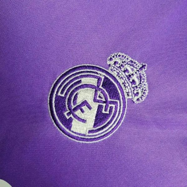 Real Madrid 2017/18 Away Kids Retro Jersey And Shorts - Image 4