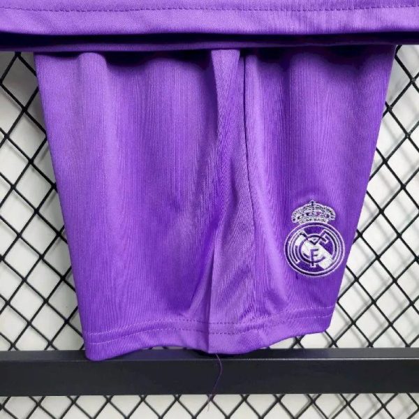 Real Madrid 2017/18 Away Kids Retro Jersey And Shorts - Image 5