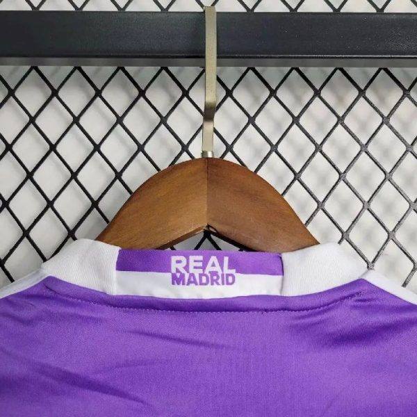 Real Madrid 2017/18 Away Kids Retro Jersey And Shorts - Image 9